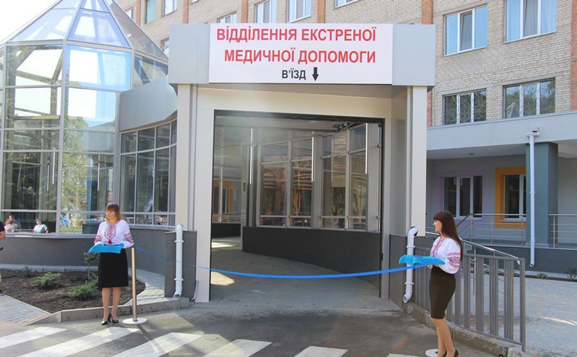 У Вінниці «швидка» заїжджає у приміщення лікарні